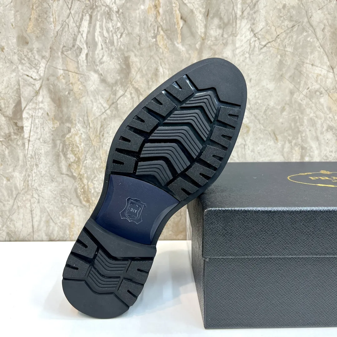 Original order quality: P580 Brand: PRADA (Prada) Standard code: Men's size 38/44 (45 can be customized) Grade: Same style as the official website High-quality men's shoes Material: Original cowhide Water-dyed cowhide lining Rubber outsole Style categories: Men's fashionable formal leather shoes Slip-on men's shoes series Young fashion European and American trends British style Top luxury Color: Actual picture